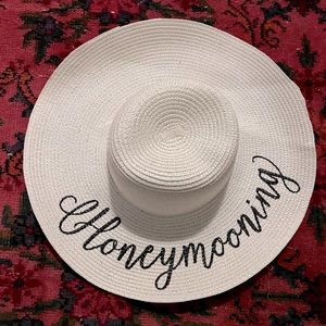 Honeymooning bridal hat in white (honeymoon)